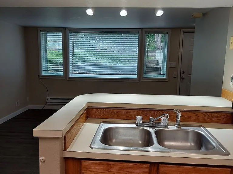 815 Avenue C — Photo 3