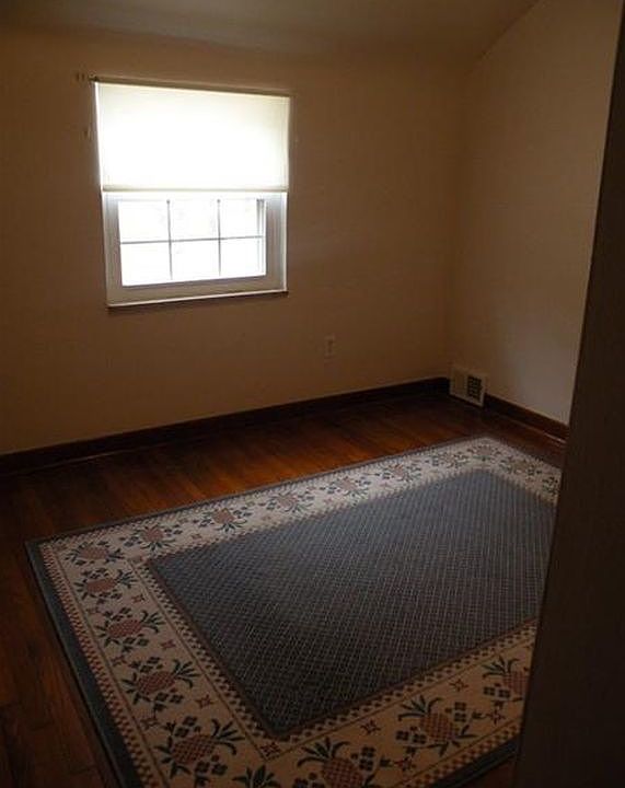 2nd image of 4004 Oakdale St