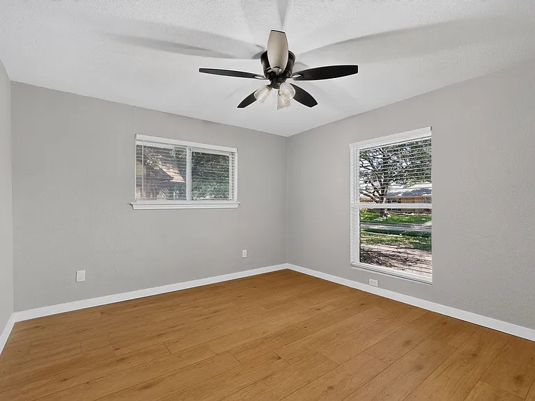 2308 Chamberlain Dr — Photo 32