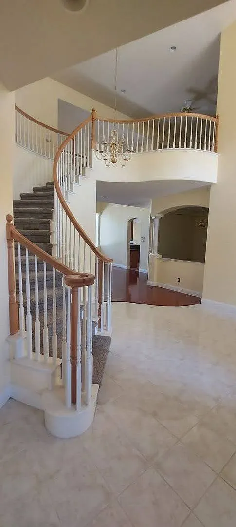 East Roseville Olympus Pointe 3900 sft 4 Bedroom + Den/Office, 5 Bathrooms, 3 Car Garage, Gardner... — Photo 3