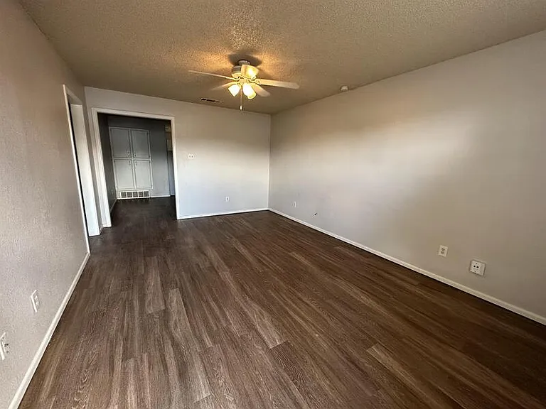 2103 S Loop 289 — Photo 4