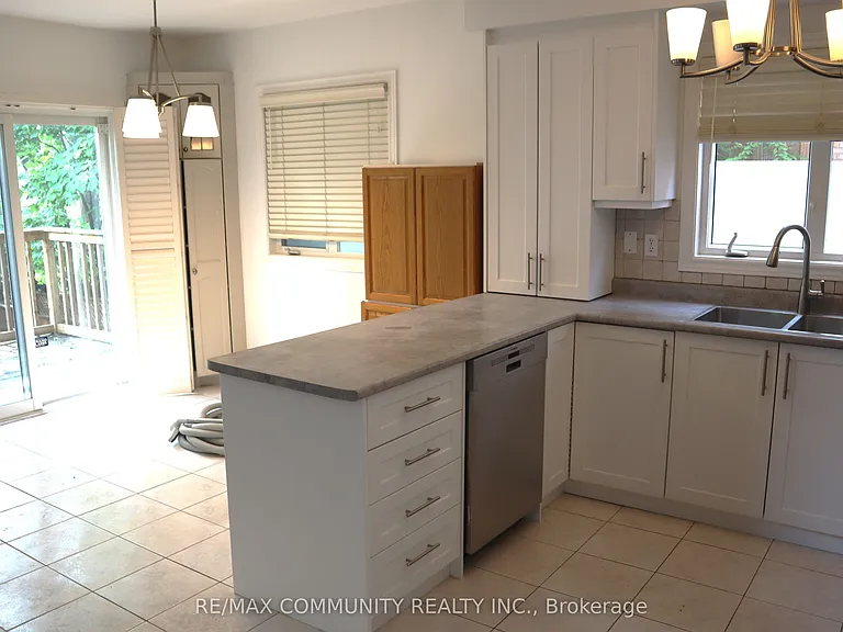 66 Coolspring Cres — Photo 5