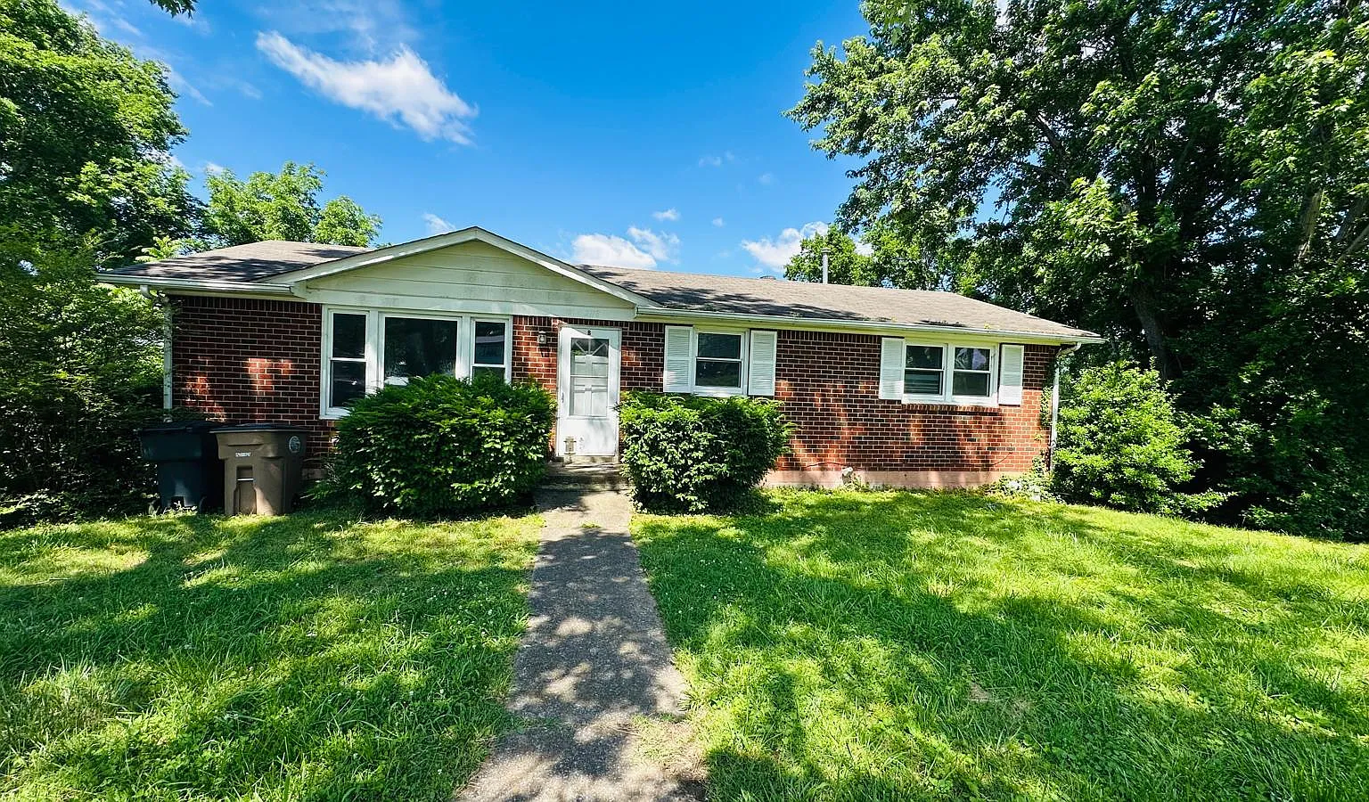 3 bed, 1.5 bath, 1350 sqft, $1,800 — Photo 1