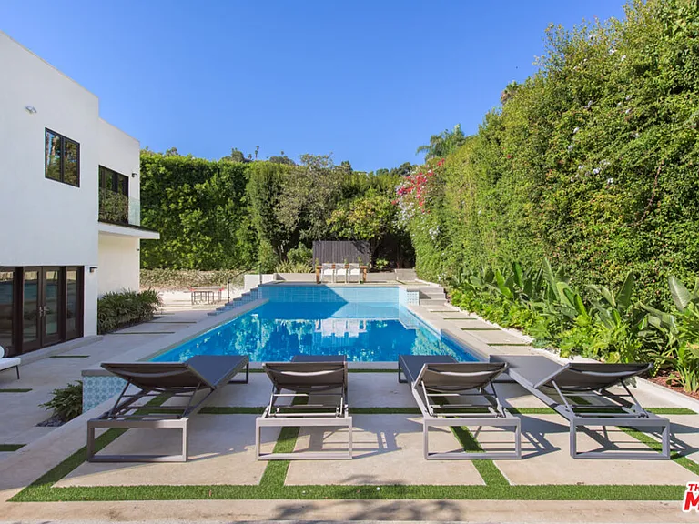 1378 N Doheny Dr — Photo 13