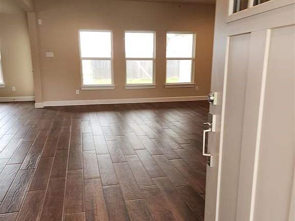2nd image of 1437 La Delle St