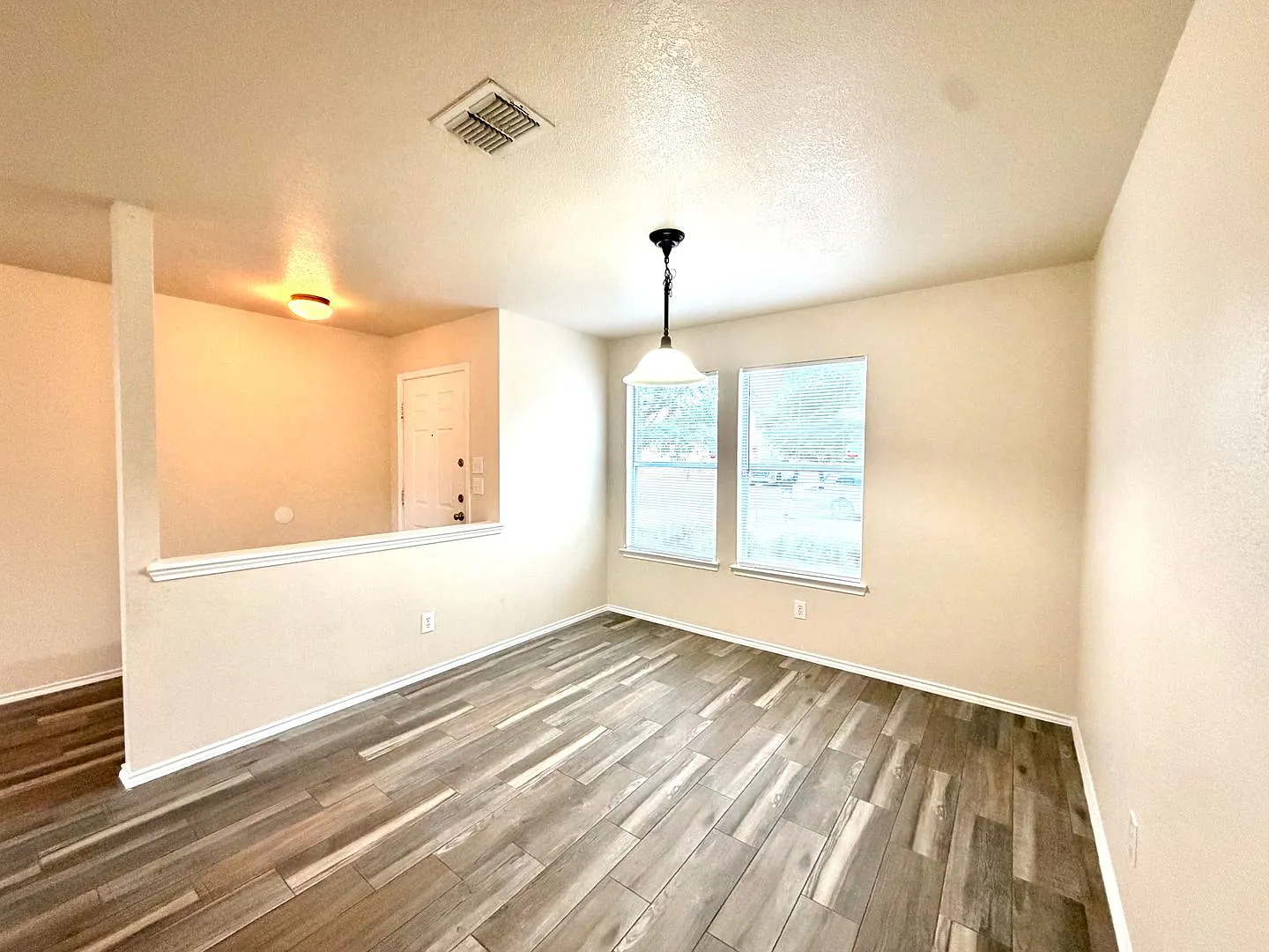 Lovely 3 Bedroom 2.5 Bath with easy access to shopping, schools, I1604, I410, Hwy 151, SeaWorld, ... — Photo 4