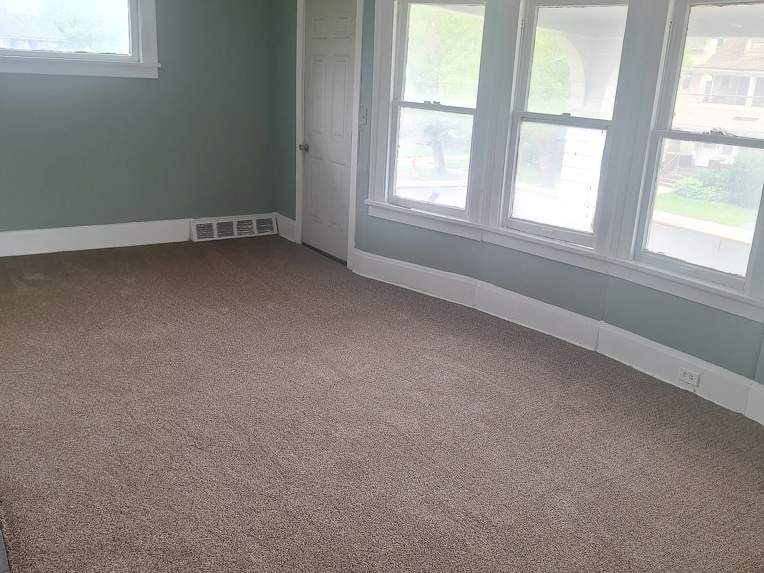 921 Eddy Rd — Photo 2