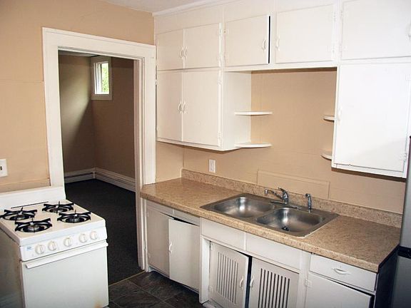 4th image of 591 Van Buren Ave #B