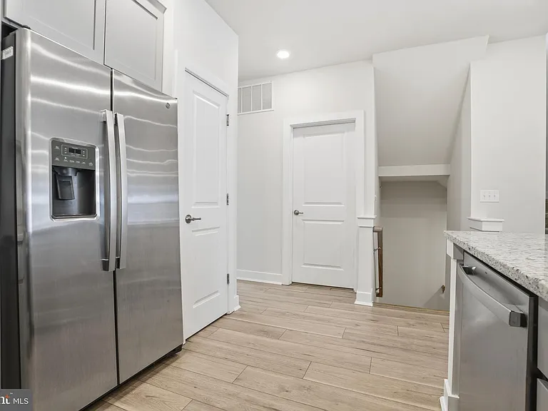114 King St #B — Photo 8