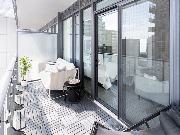 5th image of 185 Roehampton Ave #609