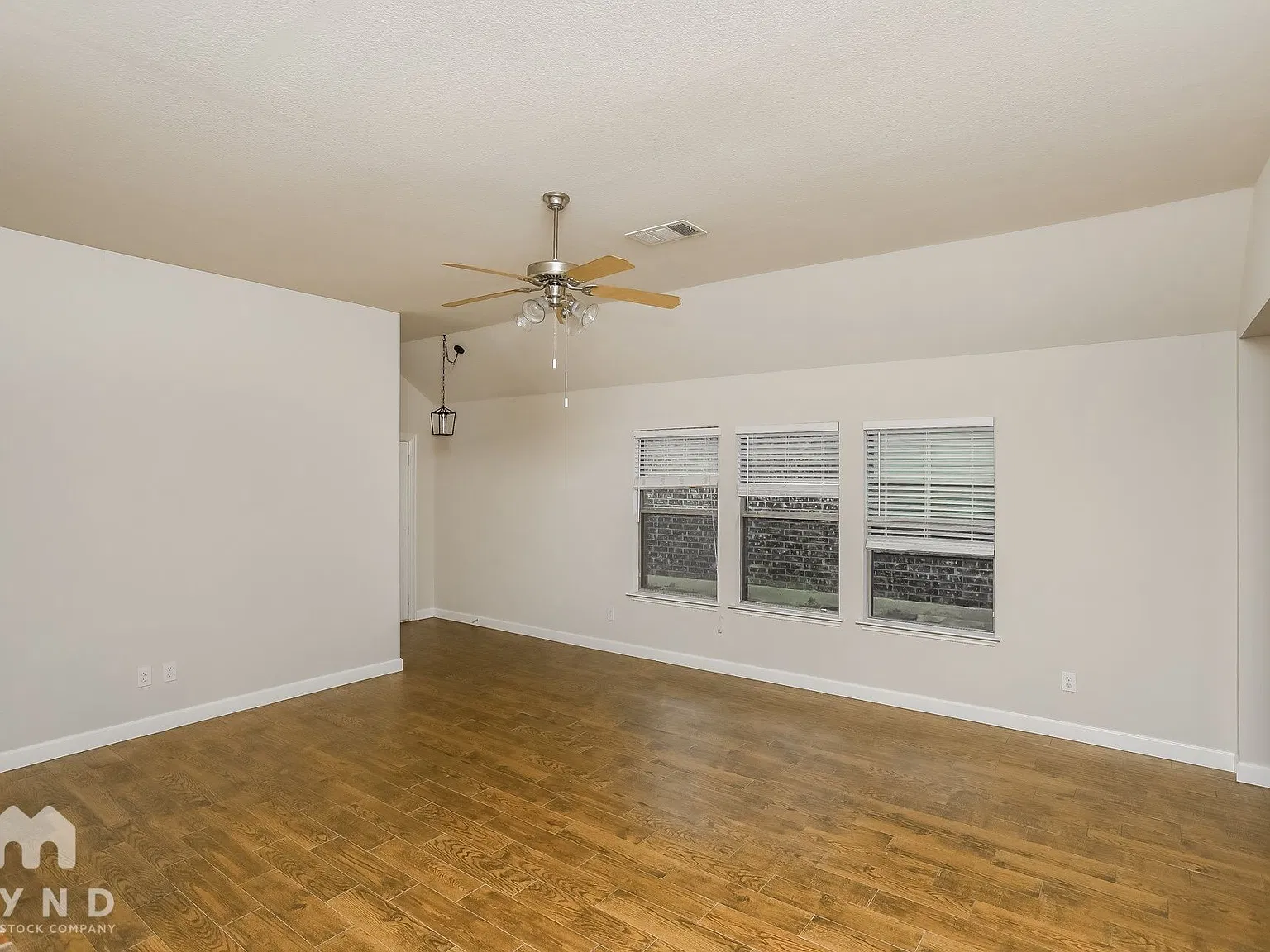 3 bed, 2.0 bath, 1860 sqft, $2,095 — Photo 3
