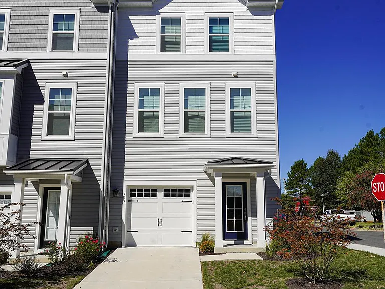 414 Waterfield Ct — Photo 2