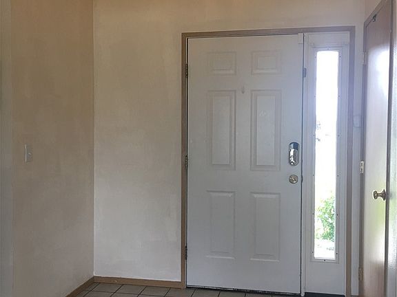 2nd image of 809 NW Sunburst Ct