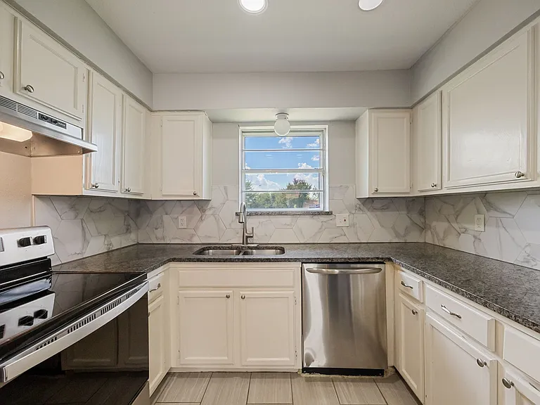 1 E Mountain Ln #MAIN — Photo 3
