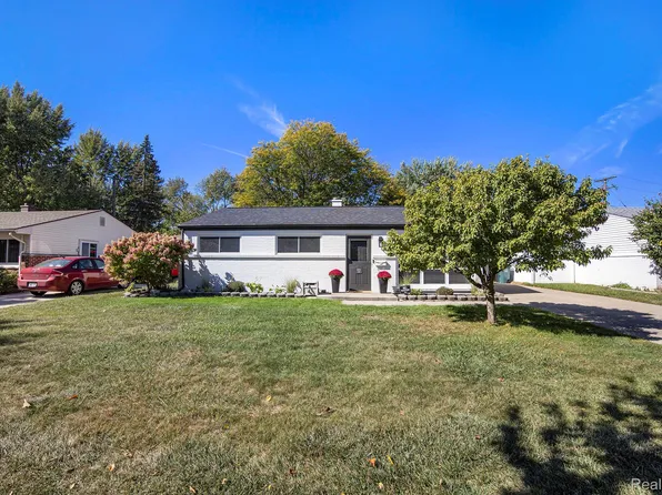 325 Lyons St, Troy, MI 48083