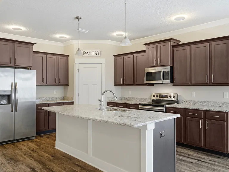 425 Pemberton Ln — Photo 15