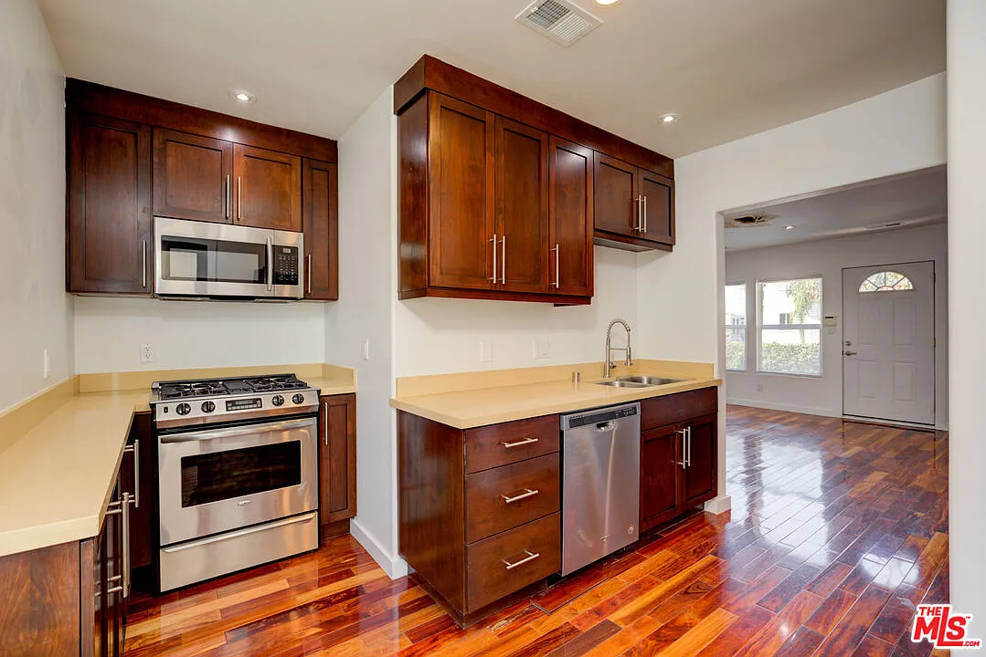 2 bed, 2.0 bath, 1000 sqft, $2,995 — Photo 3