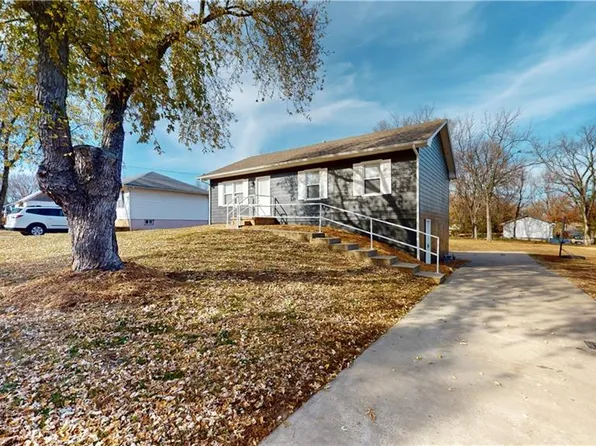 317 E Douglas St, Nevada, MO 64772