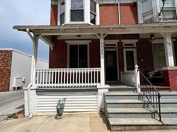 3rd image of 923 W Princess St