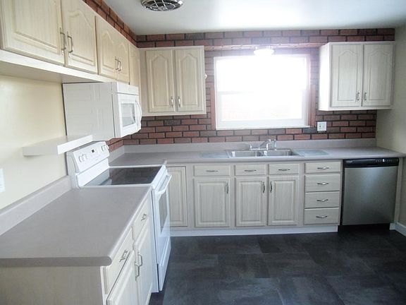 EAT IN KITCHEN W/NEW APPLIANCES