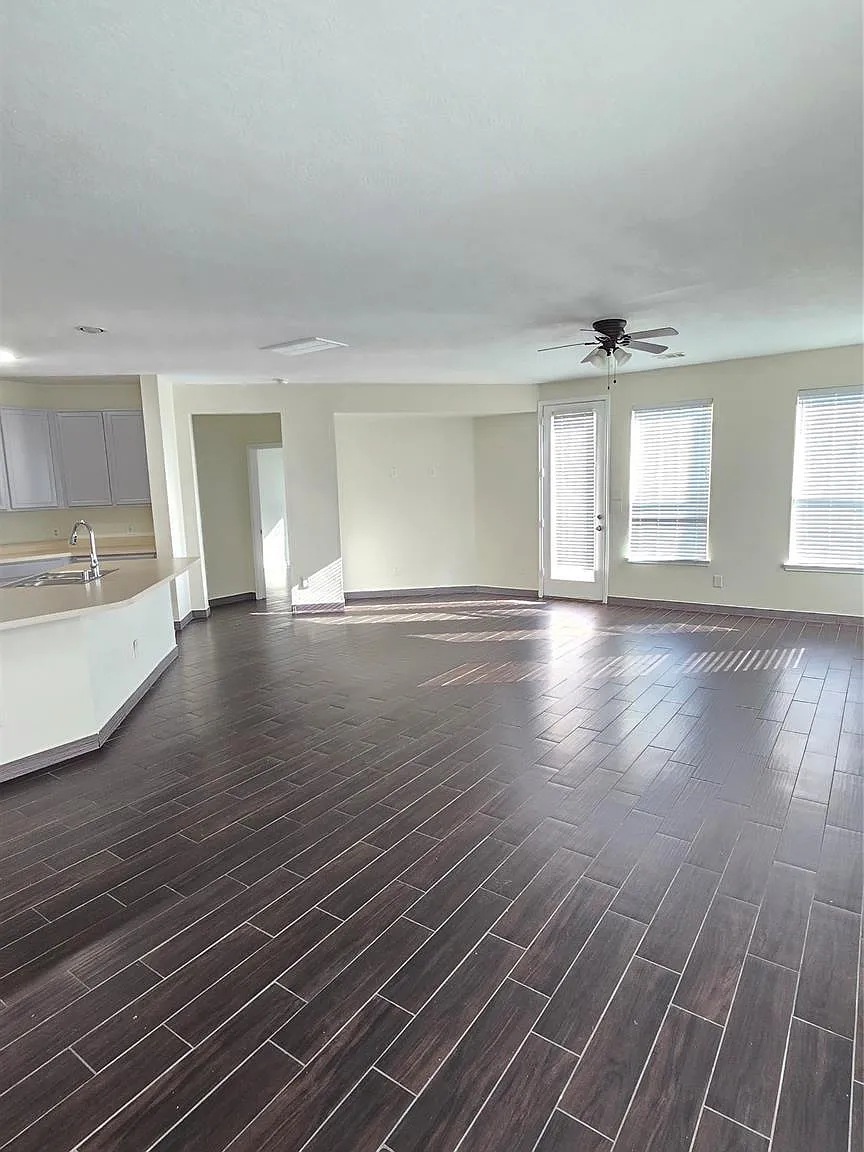 4 bed, 2.5 bath, 2909 sqft, $2,800 — Photo 4