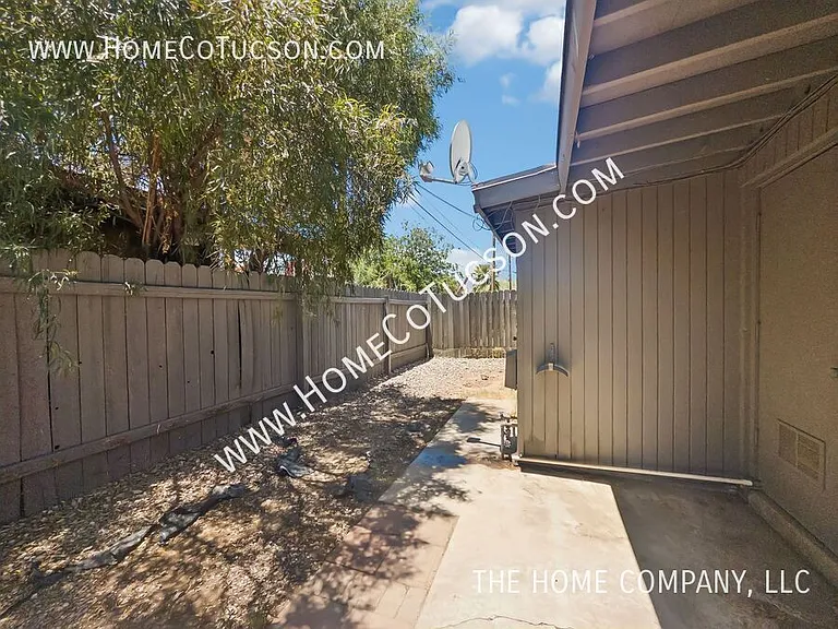 2233 N Catalina Ave — Photo 14