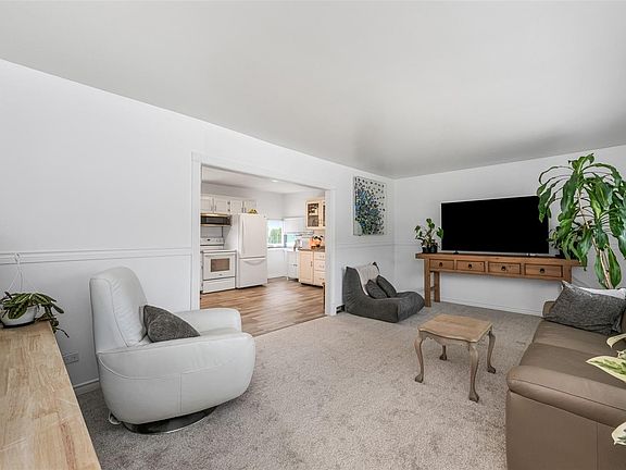 4th image of 105 Cowichan Ave E