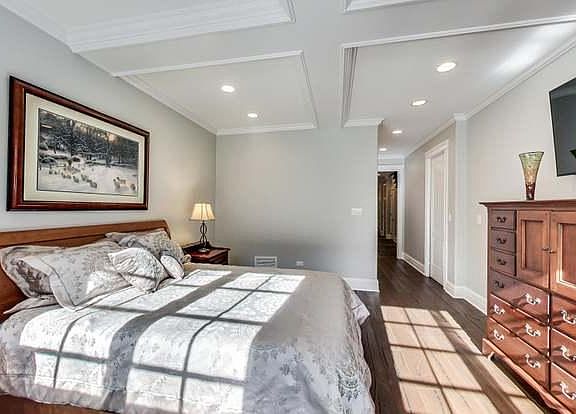 5th image of 1022 W Diversey Pkwy #Penthouse