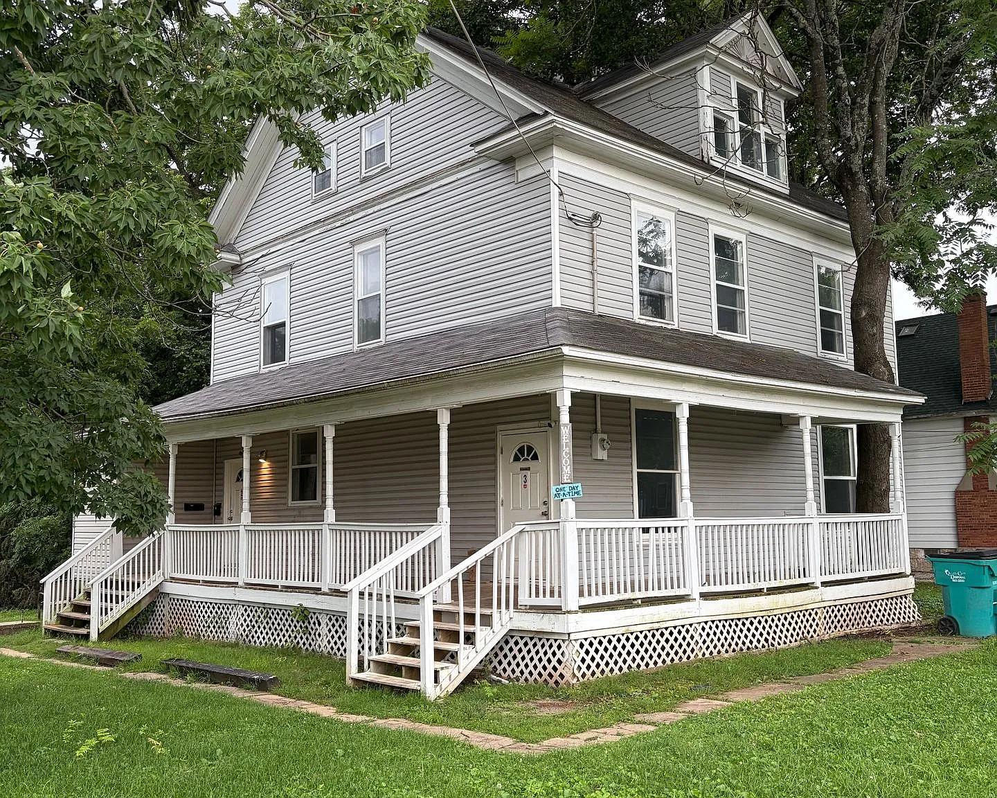 724 W Elm St — Photo 2