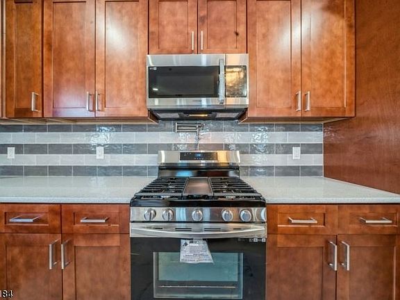 3rd image of 14 Cottage Pl Floor 1