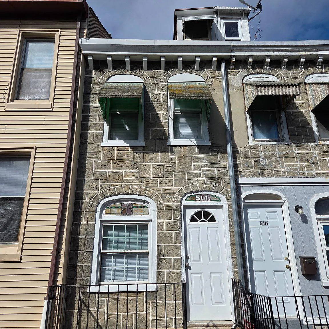 3 bed, 1.0 bath, 1034 sqft, $1,300 — Photo 1