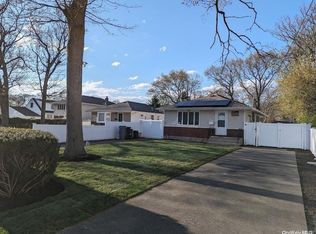 17 W Bay Shore Rd, Bay Shore, NY 11706