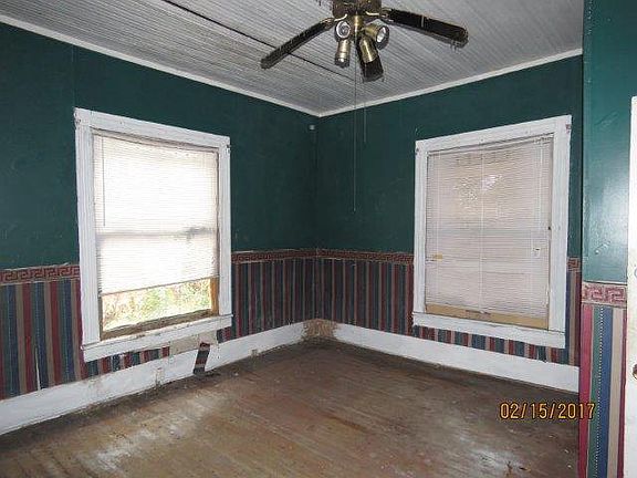 4th image of 1043 Henley St