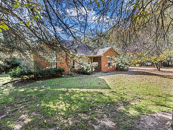 2nd image of 118 Forest Rd