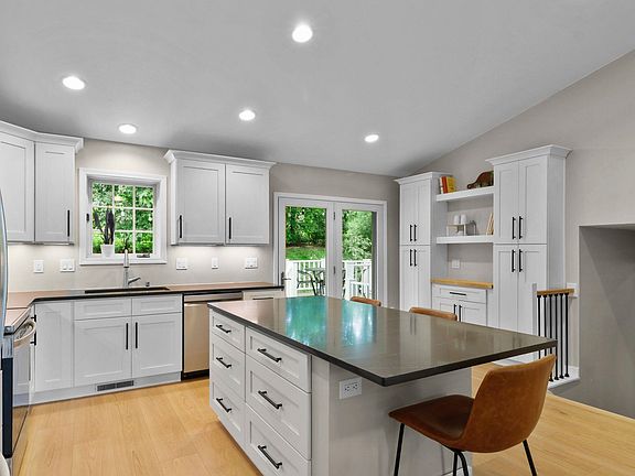 4th image of 2814 Wentworth Dr