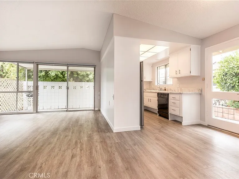 735 Avenida Majorca #A — Photo 4