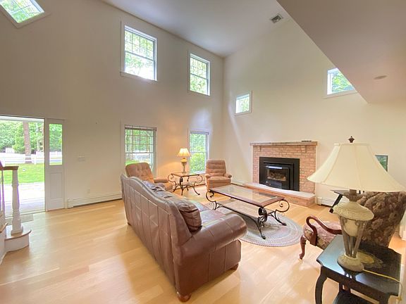 2nd image of 3 Cowhill Ln