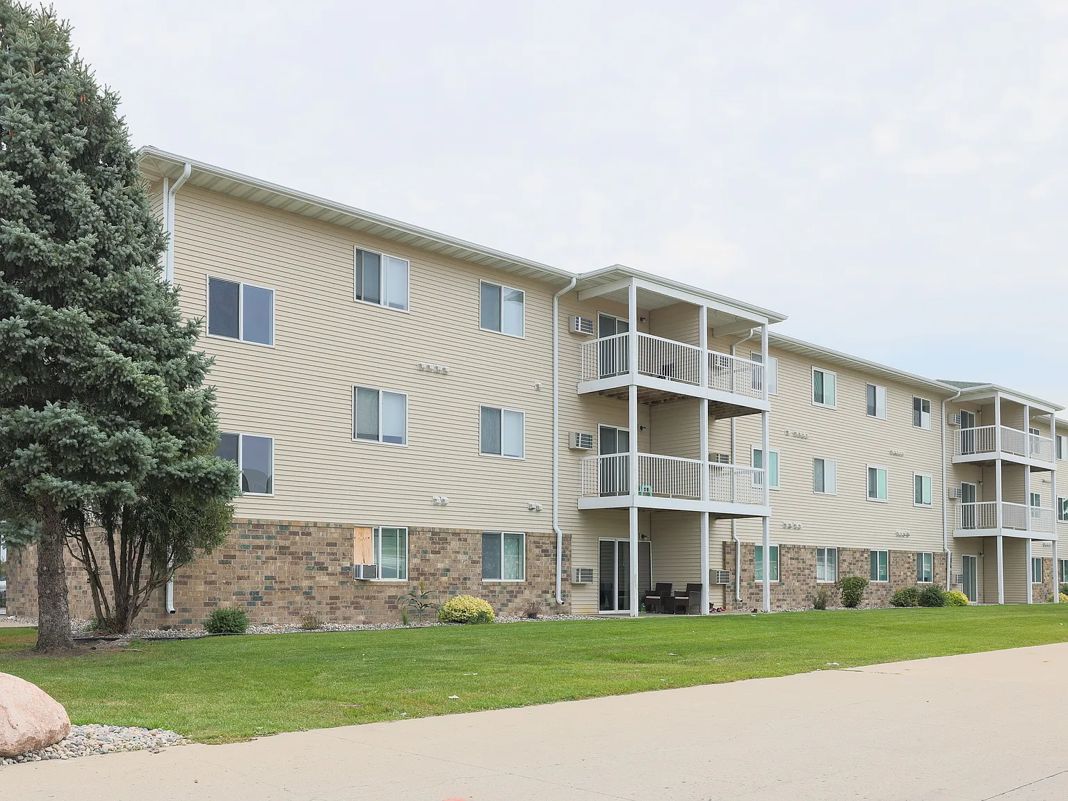 Amber Valley Apartments — Photo 1