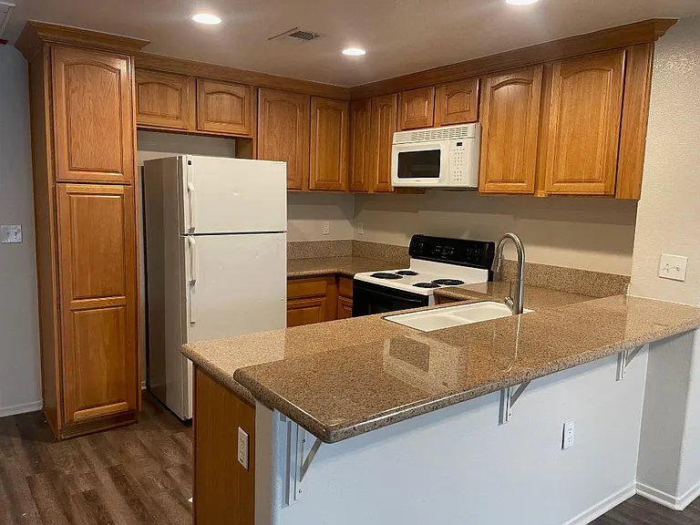 Towne Crest Apartments — Photo 13