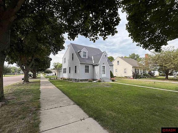 2nd image of 624 4th St S