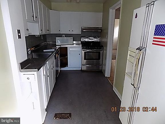 3rd image of 2860 Stuart Dr