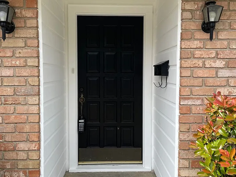 5025 Loch Lomond Dr — Photo 3