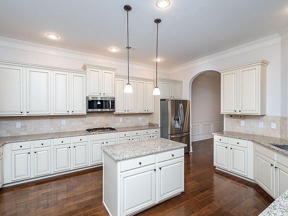 3rd image of 204 Foxhill Dr