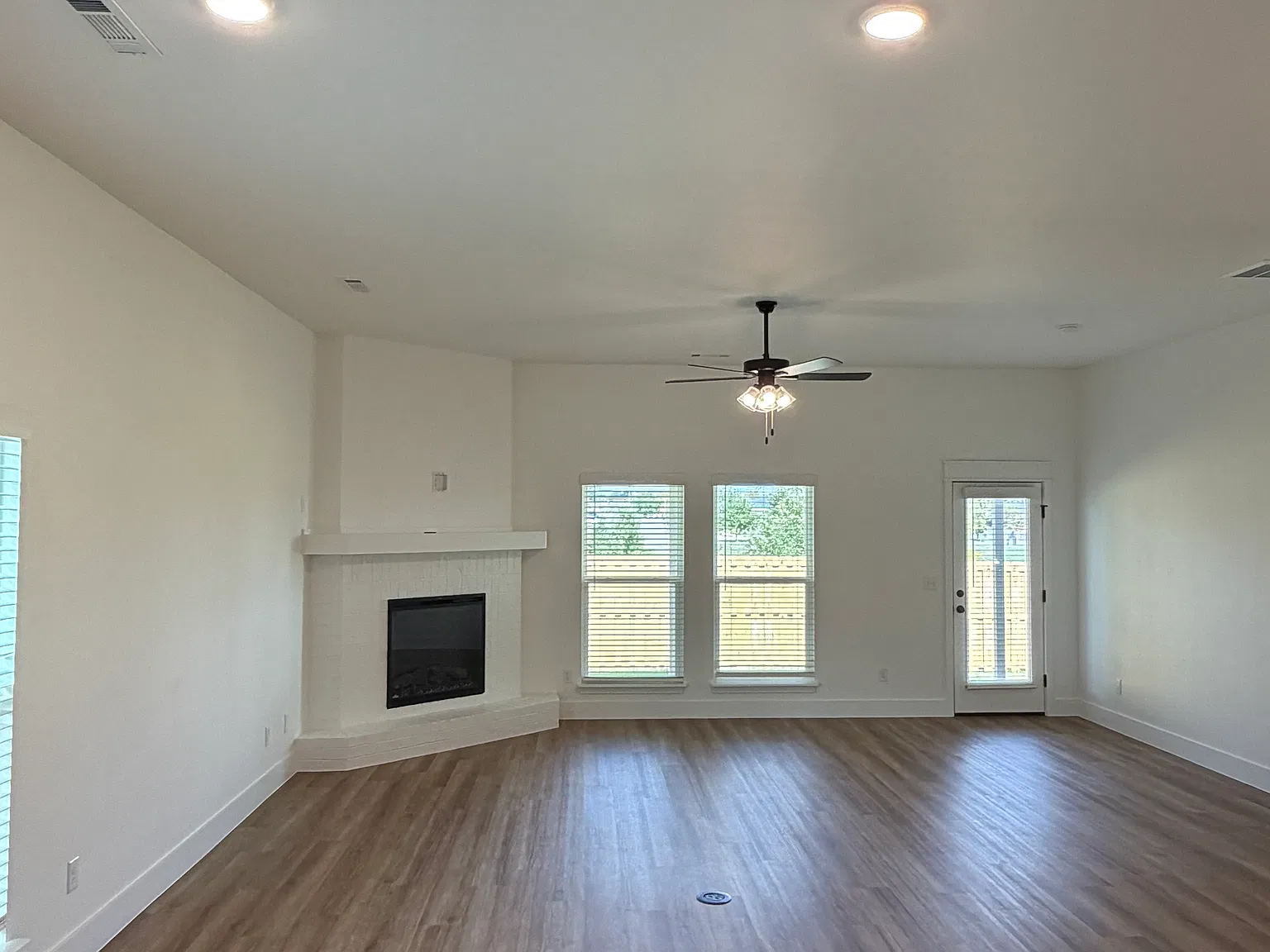 3 bed, 2050 sqft, $2,195 — Photo 4