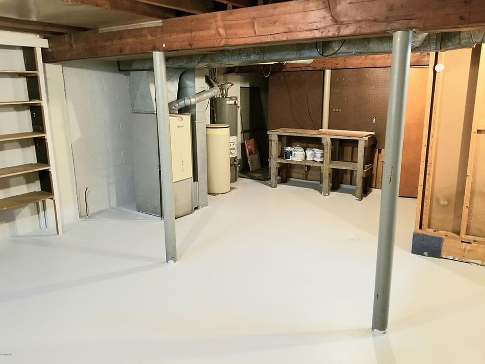 Basement, plenty of storage area