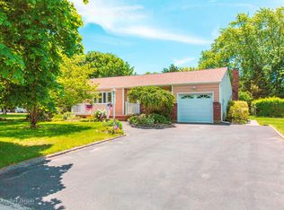 14 Phillips St, Bohemia, NY 11716