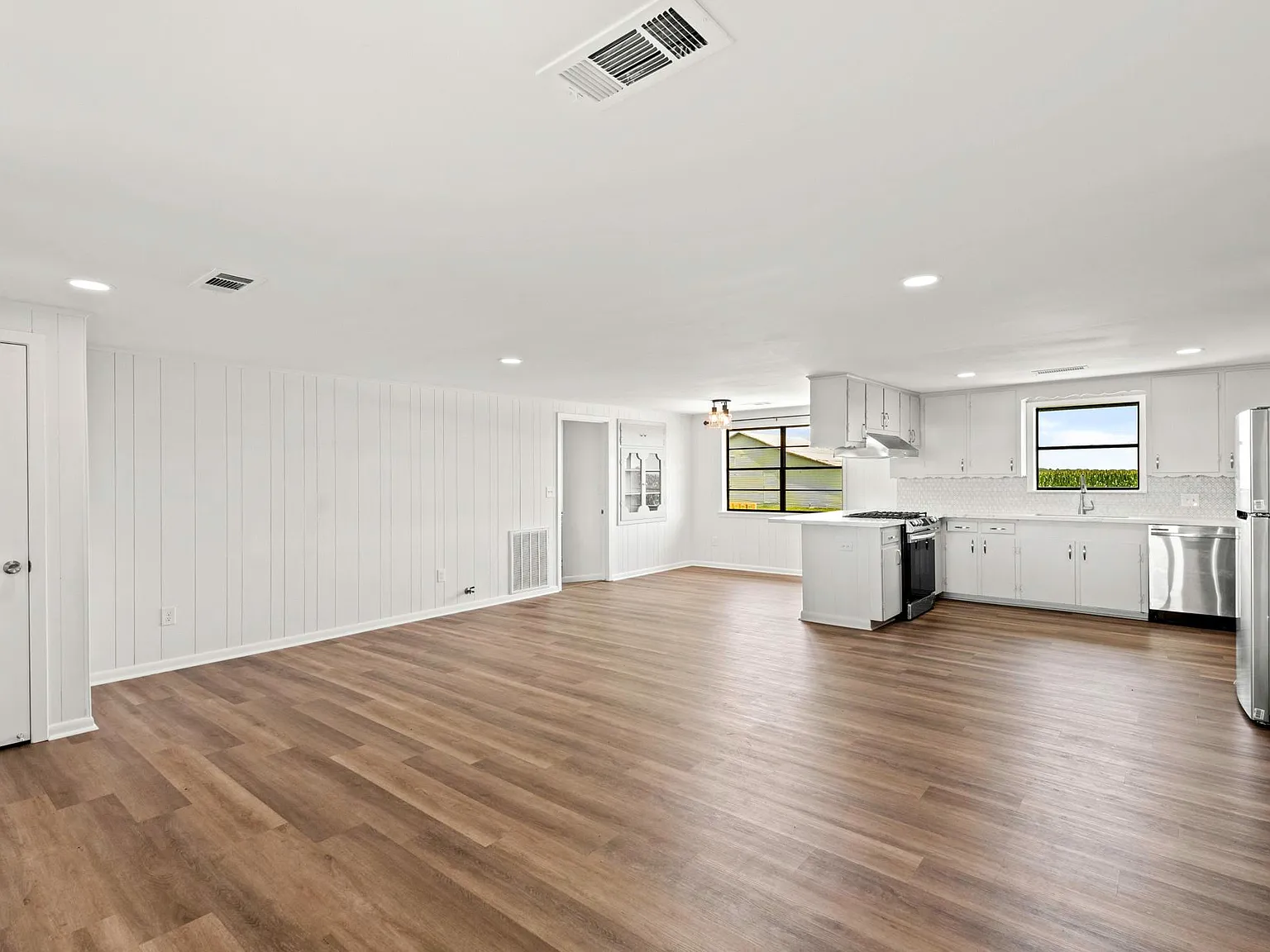 3 bed, 2.0 bath, 1578 sqft, $2,300 — Photo 3
