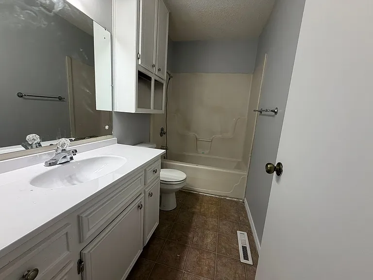 2266 S White Oak Dr — Photo 4