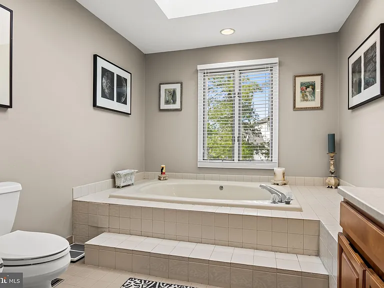 1410 Chanticleer — Photo 22