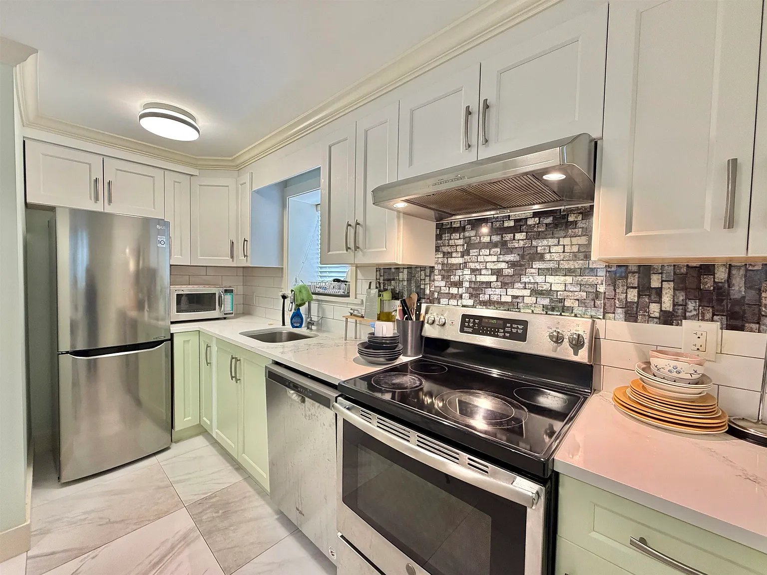 2 bed, 710 sqft, $1,750 — Photo 3
